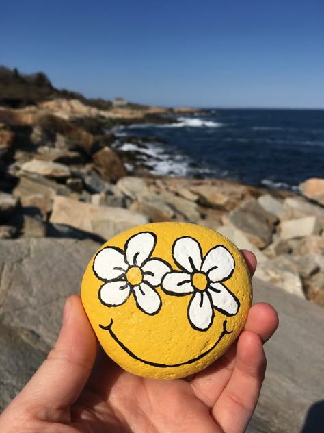 Happy Face Painted Rocks, Smiley Face Rock Painting, Rock Painting Ideas Yellow, White Rock Painting Ideas, Cute Rock Painting Ideas Easy Flowers, Painting Rocks Ideas Aesthetic, Rock Painting Ideas Aesthetic Indie, Painted Rocks Ideas Creative Easy, Rock Painting Ideas Inspirational