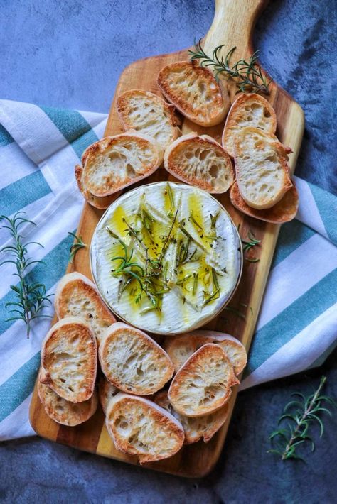 Camembert Starter Ideas, Camembert Board, Camembert Appetizer, Camamber Cheese Baked Recipe, Baked Camembert Platter, Camembert Cheese Recipes Appetizers, Camembert Cheese Recipes, How To Serve Camembert Cheese, Xmas Starters