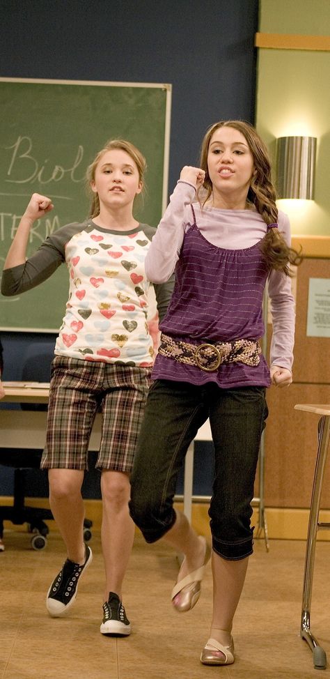 Miley Stewart and Lilly Truscott: Bone Dance Y2k Tv Show Outfits, Lilly Truscott Outfits, Miley Stewart Costume, Miley Stewart Outfits, Miley And Lilly, Lilly Hannah Montana, Lilly Truscott, Early 2010s Fashion, Hannah Montana Outfits