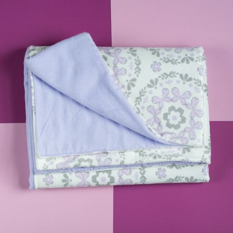 Learn how to sew a double-sided baby blanket. This easy-to-follow tutorial for beginners will teach you how to make the easiest, softest blanket! #sewing #babyblanket #sewingtutorial #diybabyblanket How To Sew Baby Blanket, Sewing Shed, Diy Baby Blanket, Blanket Craft, Easy Baby Blanket, Soft Baby Blankets, Blanket Diy, Baby Sewing Projects, Sewing Ribbon