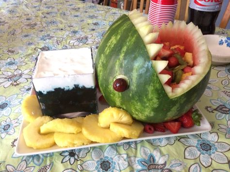 Chain Chomp Fruit Salad!  Fun food for geek  barbecues and nerdy summer parties! Chain Chomp from Super Mario Bros.     Chompy here is a basic watermelon carving. His chain is made out of pineapple rings, and the brick is a glass cube dish filled with jello (lemon lime flavor with blueberries) and cool whip. Super Mario Watermelon, Barbecue Chicken Crock Pot, Pineapple Rings, Video Games Birthday Party, Barbecue Sauce Recipes, Watermelon Carving, Super Mario Birthday Party, Super Mario Party, Mario Birthday Party