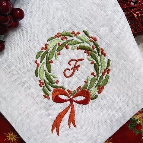 Wreath With Red Bow, Embroidering Machine, Embroidery Napkins, Personalized Wreaths, Free Embroidery Patterns, Embroidery Store, Embroidery Christmas, Types Of Embroidery, Embroidery Patterns Free