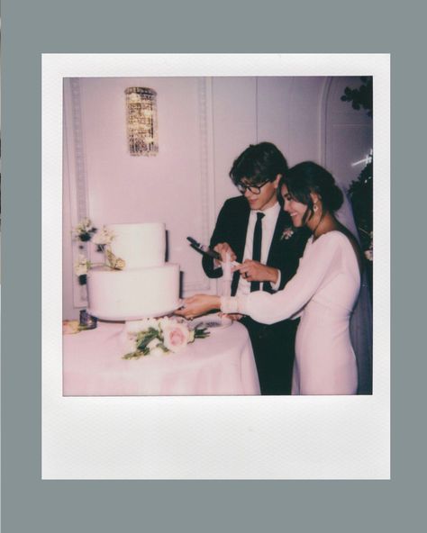 Wedding Polaroid Photos, Wedding Photos Booth Ideas, Wedding Photo Polaroid, Aesthetic Wedding Photo Booth, Wedding Polaroids Aesthetic, Instax Wedding Photos, Polaroids At Wedding, Poloroid Pictures Wedding Ideas, Polaroid Wedding Photography