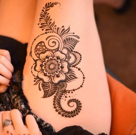 Henna Tattoos Simple, Henna Leg, Thigh Henna, Leg Henna Designs, Cool Henna Designs, Henna Tattoo Design, Small Henna Designs, Indian Henna Designs, Wrist Henna