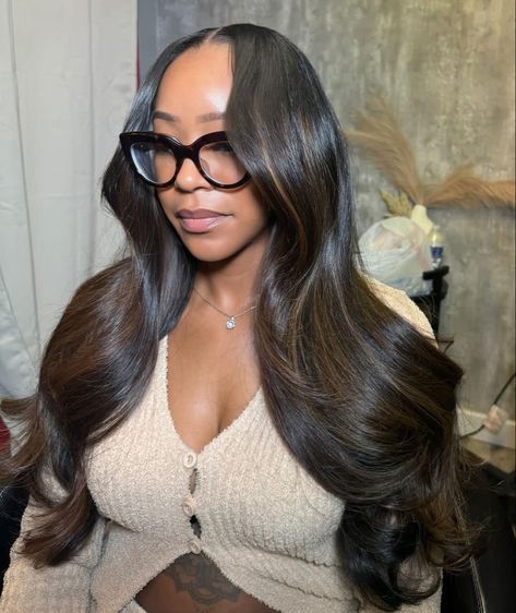 Middle Part Wig With Highlights, Middle Part With Curls, Middle Part With Layers, Hair Inspo Highlights, Hair With Glasses, Layers Highlights, Wig With Highlights, Middle Part Hair, Middle Part Wig