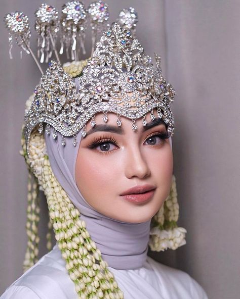 Hijab Wedding Makeup, Make Up Wedding Hijab, Wedding Makeup Hijab, Make Up Pengantin Hijab, Makeup Nikah, Sunda Wedding, Makeup Akad, Siger Sunda, Moodboard Wedding