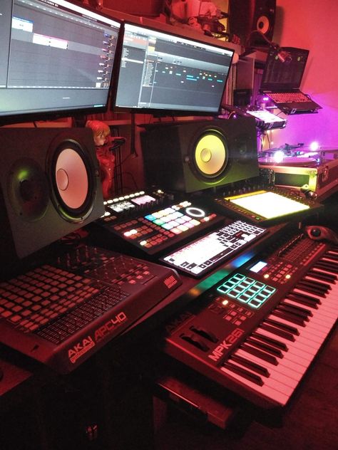 Small Music Studio Ideas, Drake Travis Scott, Music Production Equipment, Music Studio Decor, Home Recording Studio Setup, Recording Studio Setup, Small Game Rooms, Home Studio Ideas, Roddy Ricch