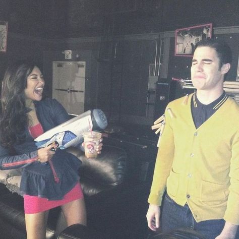 Glee Bts, Glee Funny, Naya Rivera Glee, Darren Criss Glee, Santana Lopez, Glee Club, Naya Rivera, Glee Cast, Dianna Agron