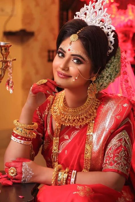 Bengali Bride Makeup, Pretty Without Makeup, Indian Gold Necklace Designs, Bengali Bridal Makeup, Bridal Art, Bengali Bride, Bengali Wedding, Beautiful Wedding Photography, Indian Bridal Hairstyles