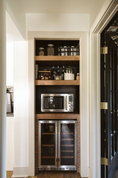 Butlers Pantry Nook, Small Open Pantry, Pantry Organization Black, Open Pantry Organization, Small Pantry Shelving, Small Butlers Pantry Ideas, Small Pantry Shelving Ideas, Modern Pantry Design, Small Butlers Pantry