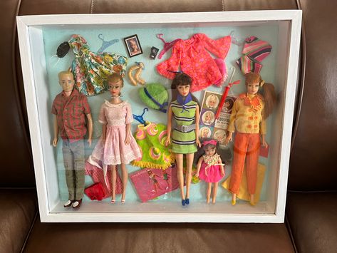 Display Dolls Ideas, How To Display Barbie Collection, Barbie Shadow Box Ideas, Doll Shadow Box Ideas, Shadow Box Art Dioramas, Barbie Collection Display, Barbie Display Ideas, Doll Display Ideas, Doll Collection Room