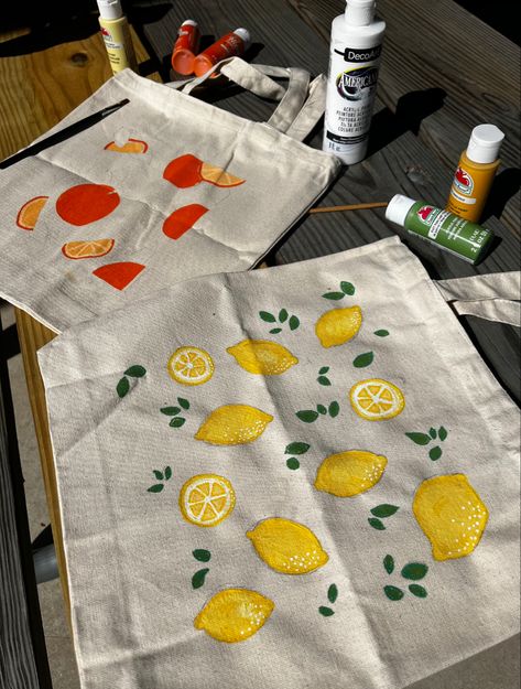 Fruit Tote Bag Painting, Book Bag Painting Ideas, Totebags Painting Ideas, Diy Tote Bags Painting, Diy Tote Bag Painting Ideas Summer, Easy Tote Bag Design, Diy Bag Design Ideas, Things To Paint On Tote Bags, Tote Bag Design Ideas Paint