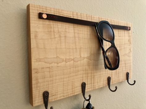 Diy Sunglasses Holder, Diy Sunglasses, Sunshine Homes, Coastal Farmhouse Decor, Diy Key, Tiger Maple, Carpentry Diy, Glasses Holder, Fish Wallpaper