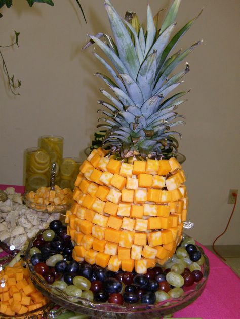 pineapple table piece made with cheese cubes – I can just see this at a Psych party! Psych Themed Party, Pinapple Art, Pinapple Party, Tropical Food Recipes, Psych Party, Parrothead Party, Pineapple Cheese, Pineapple Table, Buffet Party