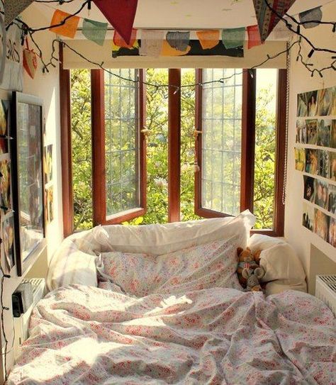 Cozy Bedroom: Cozy Small Bedrooms, Aesthetic Rooms, The Ceiling, Decor Minimalist, Cozy Room, Room Inspiration Bedroom, Room Ideas Bedroom, Dream Rooms, Aesthetic Bedroom