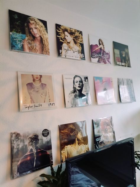 Music Inspired Room, Artsy Room Ideas, Taylor Swift Record, Fan Girl Room, Swiftie Bedroom, Vinyl On Wall, Vinyl Record Wall Decor, Inspired Room Decor, Record Wall Decor