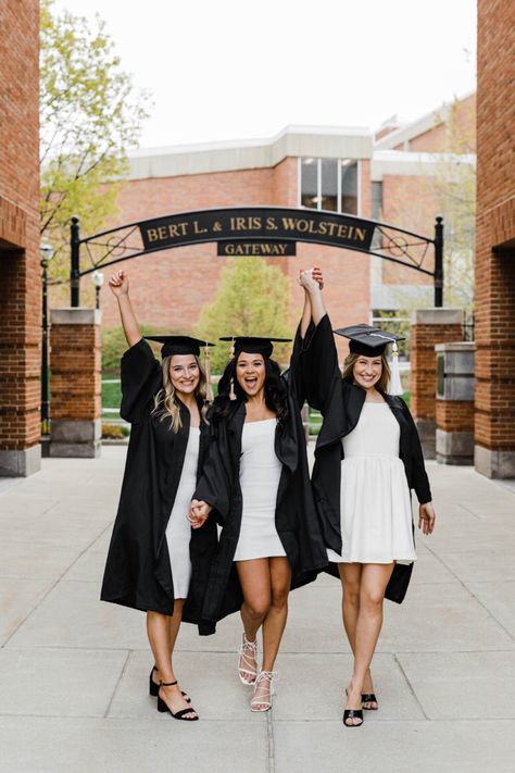 Graduation Pictures Group Photo Ideas, University Grad Pictures, College Graduation Pictures 3 People, College Graduation Pictures With Best Friend, Graduation Trio Pictures, Three Person Graduation Pictures, Three Friends Graduation Pictures, Group Of 4 Graduation Pictures, Group Of 3 Graduation Pictures