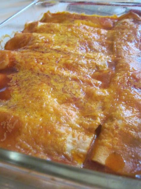 Enchiladas are an easy delicious meal. There are endless options for the fillings.Use chicken, pork, beef, vegetarian, the combinations are endless. Today, I have made Easy Cheesy Beef Enchiladas w… Cheesy Beef Enchiladas, Enchiladas Potosinas, Chile Colorado, Cheese Enchiladas, Beef Pasta, Beef Enchiladas, Pasta Casserole, Cooked Breakfast, Easy Cheesy