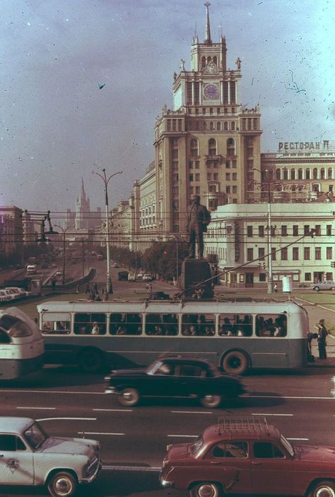 Soviet Aesthetic, Back In The Ussr, Russian Aesthetic, Russian History, Holiday Pictures, Moscow Russia, Street Photo, City Aesthetic, Soviet Union