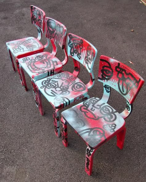 Graffiti Painted Furniture, Graffiti Home Decor, Graffiti Chair, Graffiti Furniture, Painted Desk, Graffiti Painting, Old Chair, Art Chair, Painted Chairs