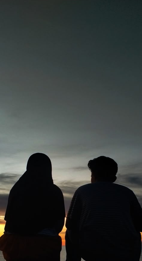 Bayangan Aesthetic Couple, Couple Islami Aesthetic, Muslim Couple Photography, Beautiful Scenery Pictures, Shadow Photography, Feeling Pictures, Shadow Photos, Cute Muslim Couples, Shadow Pictures