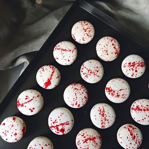 [homemade] blood splattered macarons made for a Halloweens party (old picture) Vampire Macarons, Halloween Macarons, Picture Food, Pumpkin Jam, Vampire Party, Macaron Cake, Macaron Cookies, Edible Crafts, Chocolate Covered Treats