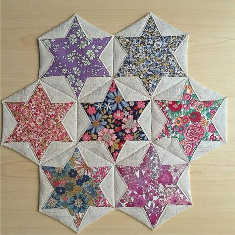 Folded Hexagon Stars Patchwork Hexagonal, Folded Patchwork, Hexie Quilts Patterns, Colchas Quilting, Hexagon Quilt Pattern, Quilting Digest, Hexie Quilts, Hexagon Patchwork, Patchwork Tutorial