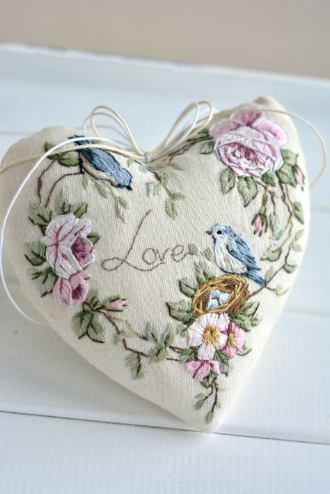 Embroidery Birds, Embroidery Heart, Embroidered Birds, Decorative Embroidery, Embroidery Hearts, Fabric Hearts, Fabric Pictures, Hand Embroidery Flowers, Embroidery Gifts