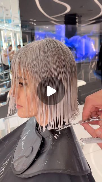 Gray Choppy Bob Hairstyles, Bob Hair Colour Ideas, Chin Length Gray Hairstyles, Silver Hair Bob Haircut, Natural Grey Hair Styles, Chin Bob Haircut, Short Gray Hair Over 50, Gray Hair Bob, Silver Hair Bob