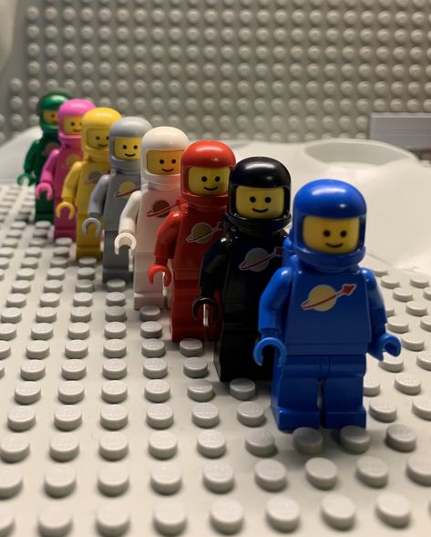 Thanks Lego for giving us a new colour to add to our space cadets. This is such an awesome set now!! Childhood 2010, Lego Spaceman, Lego Funny, Lego Classic Space, Lego Astronaut, Space Lego, Lego Camp, Lego Challenge, Vintage Lego