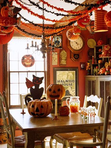 Halloween collector and artisan Bruce Elsass throws frightfully whimsical parties in his home, decked out in fanciful antique Halloween decorations. Porta Halloween, Halloween Chic, Dekorasi Halloween, Hallowen Ideas, Casa Halloween, Fröhliches Halloween, Diy Halloween Decor, Interior Vintage, Decor Ikea