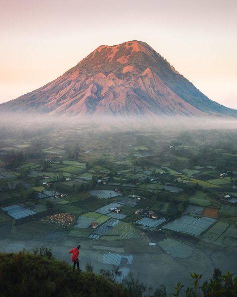 Josiah William Gordon on Instagram: “Last April, a stranger I had never met drove me three hours in the dark to catch the sun rise over Mt. Batur. It was my first sunrise in…” Mt Batur, Rinjani Mountain, Kintamani Bali, Tanah Lot Bali Photography, Mount Kinabalu, Mount Batur Bali, Magic Hills Bali, Indoor Camping, Sun Rise