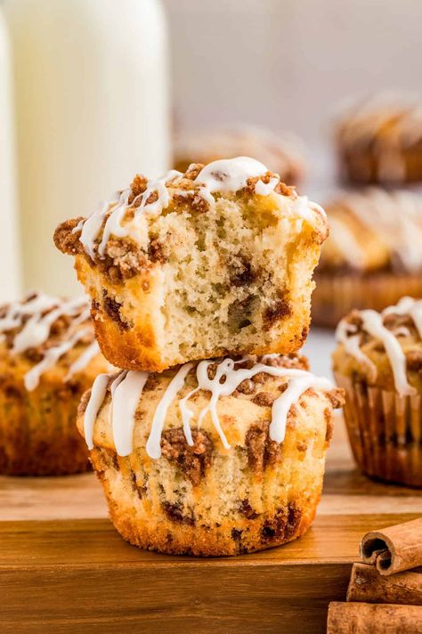 A tasty breakfast or dessert, these Cinnamon Roll Muffins are a twist on a classic that you won't be able to resist. Angel Food Muffins, Cinnamon Roll Thanksgiving, Cinnamon Breakfast Muffins, Cinnamon Chip Muffins, Cinnamon Oatmeal Muffins, Bake Sale Cookies, Crock Pot Bread, Banana Muffins Easy, Nutella Muffins