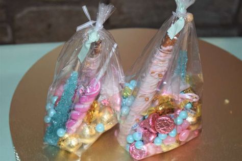 fairy party goodie bags Fairy Goodie Bags, Lavender Invitations, Crowns Craft, Girls Fairy Party, Fairy Princess Birthday Party, Cake With Edible Flowers, Birthday Princess Theme, Candles Purple, Fairy Party Favors