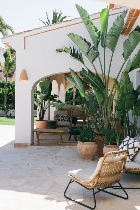 Spanish Style Homes, Spanish House, Mediterranean Homes, Tropical Houses, House Goals, Style At Home, Spanish Style, Outdoor Design, Home Fashion