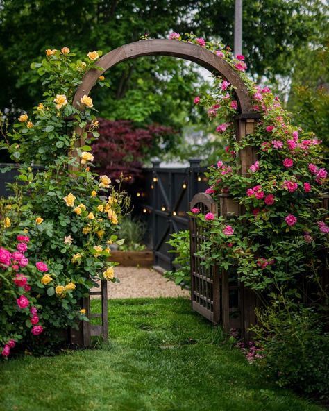 Victorian Backyard, Renovation Husbands, Stylish Patio Furniture, Home Garden Ideas, Small Courtyard, Backyard Gardens, Beautiful Home Gardens, Wood Arch, Victorian Garden