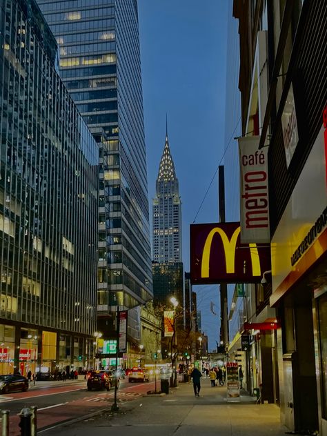 New York Mcdonalds, Nyc Christmas Wallpaper, Wallpaper Portrait, Nyc Christmas, Old Apartments, Wedding Spain, Christmas Photography, Italy Wedding, Christmas Wallpaper