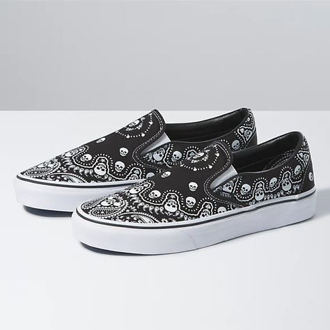 Vans Shoes Fashion, Women Slip On Sneakers, Women's Slip Ons, Vans Store, Vans Classic Slip On, Classic Shoes, Vans Classic, Vans Authentic Sneaker, Skate Shoes