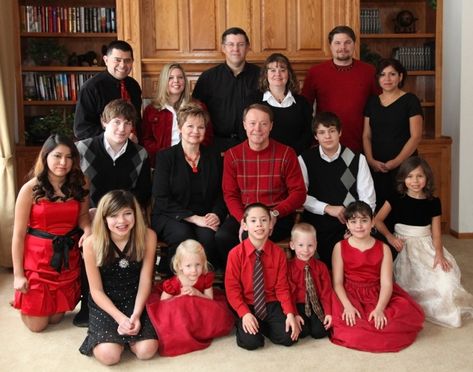 Xmas Family Photo Ideas, Large Group Posing, Large Group Photography, Large Family Photo Shoot Ideas, Large Group Photos, Large Family Portraits, Large Family Poses, Family Photo Outfits Winter, Big Family Photos