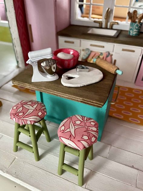 Dollhouse Kitchen Diy, Funky Dollhouse, Miniature Kitchen Diy, Kitchen Stools Diy, Diy Dollhouse Kitchen, Dollhouse Makeover, Kitchen Dollhouse, Dollhouse Design, Diy Stool