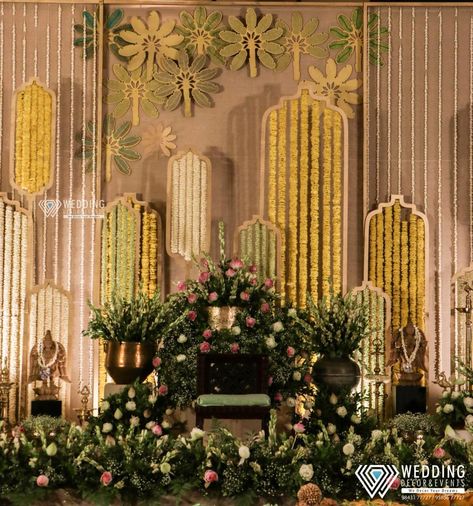 Traditional Engagement Decorations, Indian Engagement Backdrop, Indian Backdrop Ideas, Traditional Engagement Decor, Lagan Patrika Decoration, Pichwai Decor, Traditional Backdrop Decoration, Diwali Backdrop Ideas, Indian Backdrop