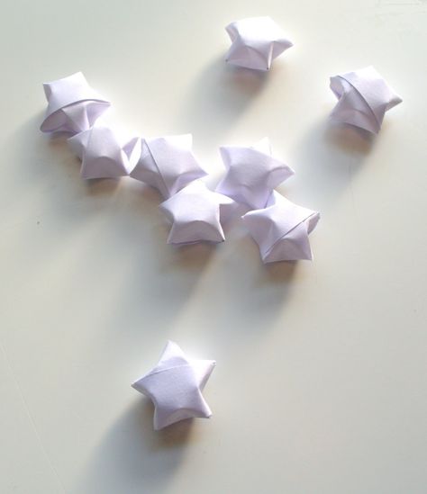 Last DIY of 2014! Make these cute little origami stars for the christmas table....or fireproof them and use to jazz up the LED lights on yor christmas tree! This post includes both instructions on fireproofing paper as well as how to make the stars!!!  #DIY #origami #paper #stars #fireproof #christmas #decoration #decornostalgiecat: Small decorative Origami paper stars... Origami Paper Stars, Handmade Cards For Boyfriend, Folded Paper Stars, Small Origami, Paper Template Free, Marbleized Paper, Fairy Garden Crafts, Tissue Paper Pom Poms, Paper Pom Poms