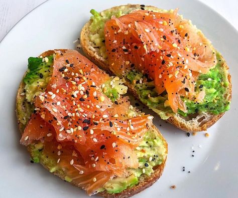 Salmon Breakfast, Plats Healthy, Moving To The Uk, Healthy Food Motivation, Healthy Lifestyle Food, Food Is Fuel, Smoked Salmon, Healthy Meal Prep, Healthy Snacks Recipes