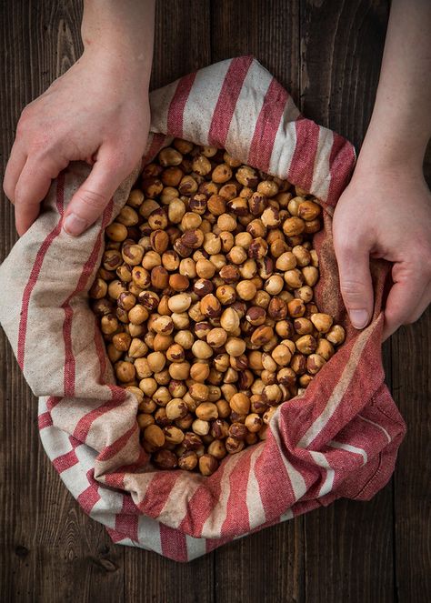 How To Roast And Skin Hazelnuts | Will Cook For Friends Banting Recipes, How To Roast, Buttercream Frosting, How To Cook, Kitchen Hacks, Vegetable Recipes, Hazelnut, Food Hacks, For Friends