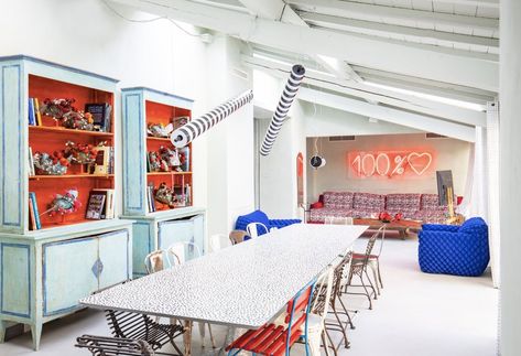 Interni Magazine - A townhouse, part and at the same time independent from the 25hours Hotel Piazza San Paolino in Florence. Interpreted by the histrionic Paola Navone - Otto Studio, the large and bright loft with swimming pool allows you to experience a private conviviality. Like at home Large Open Kitchens, Paola Navone, Urban Loft, Small Table Lamp, Hotel Interiors, Concrete Tiles, Long Table, Vintage Chandelier, Recycled Furniture