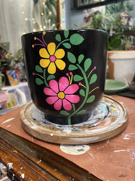 Painted Flower Pot Faces, Painted Flower Pots Ideas, Terracotta Pot Painting, Pot Hias, Paint Garden Pots, Plants And Pots, Flower Pattern Drawing, Plant Pot Design, Flower Pot Art