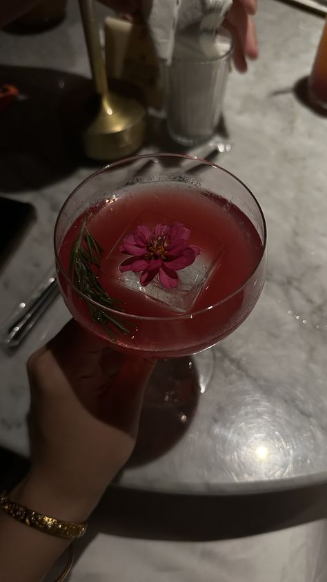 Wine And Dine Aesthetic, Fancy Drinks Aesthetic, Drink Aesthetic Alcoholic, Pretty Drinks Aesthetic, Classy Drinks, Aesthetic Drinks, Pretty Alcoholic Drinks, Pretty Cocktails, Drink Aesthetic