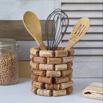 ¿Eres de los que les gusta tomar vino? Entonces deja de botar los corchos de vino. Con estas manualidades con corchos de vino podrás crear unos hermosos adornos Wine Corks Decor, Wine Cork Diy Projects, Cork Diy Projects, Cork Crafts Christmas, Wine Cork Diy Crafts, Wine Cork Projects, Cork Crafts Diy, Wine Cork Diy, Wine Cork Art