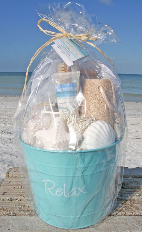 Discount Coastal Decor - Bing Images Great idea for rental or house guests. Beach Gift Basket, Bucket Gifts, Baby On A Budget, Beach Bucket, Spa Gift Basket, Themed Gift Baskets, Diy Gift Baskets, Creative Diy Gifts, Beach Wedding Favors