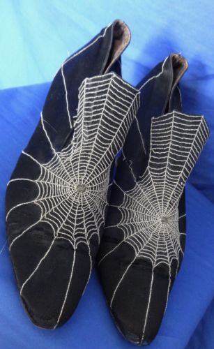 Spiderweb Shoes, Unique Spiders, Look Gatsby, Flapper Shoes, Style Année 20, 1920s Shoes, Spiders Web, Spider Webs, Creation Couture